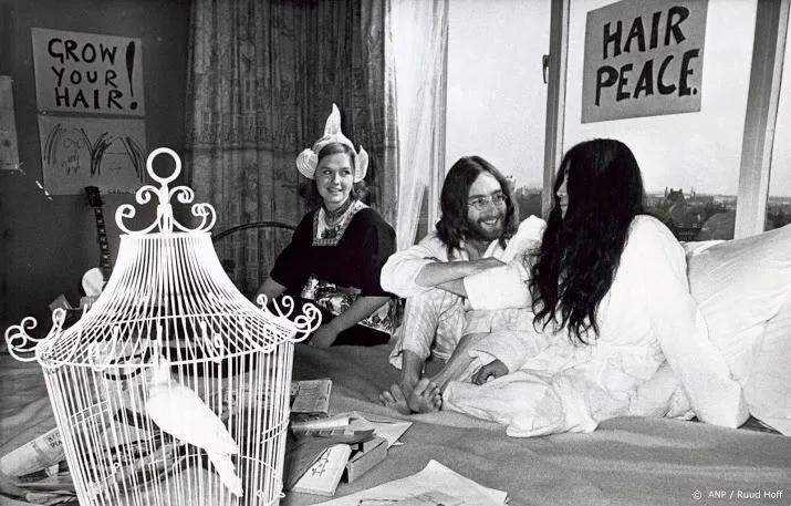 eerbetoon aan john en yoko in concertgebouw