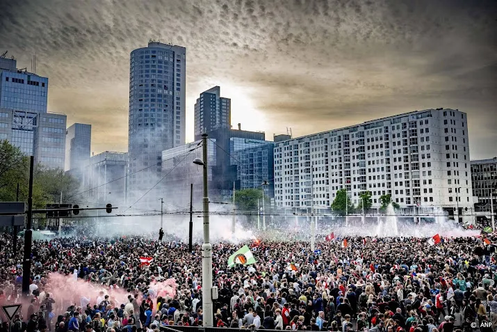 eerste fans op coolsingel voor huldiging feyenoord