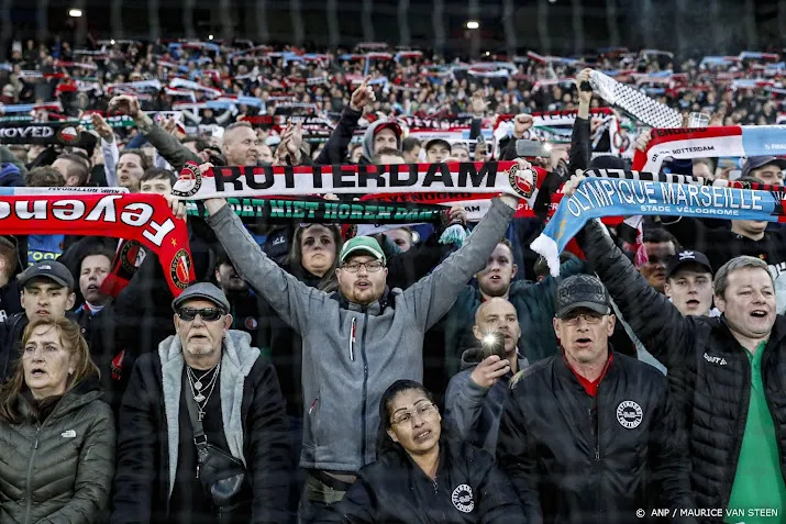 eerste feyenoordsupporters komen aan bij fanzone in marseille