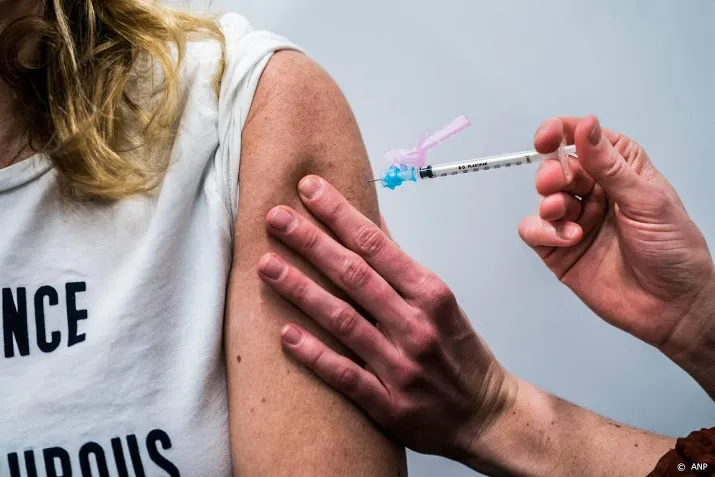 eerste mensen in nederland krijgen hun tweede coronaprik