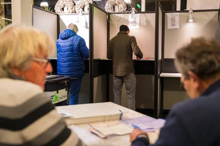eerste stembureaus op stations geopend