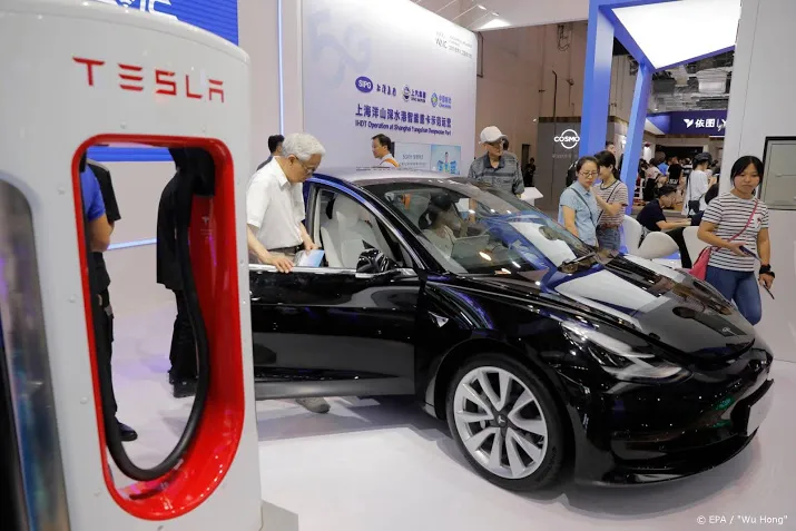 eerste tesla made in china bijna afgeleverd