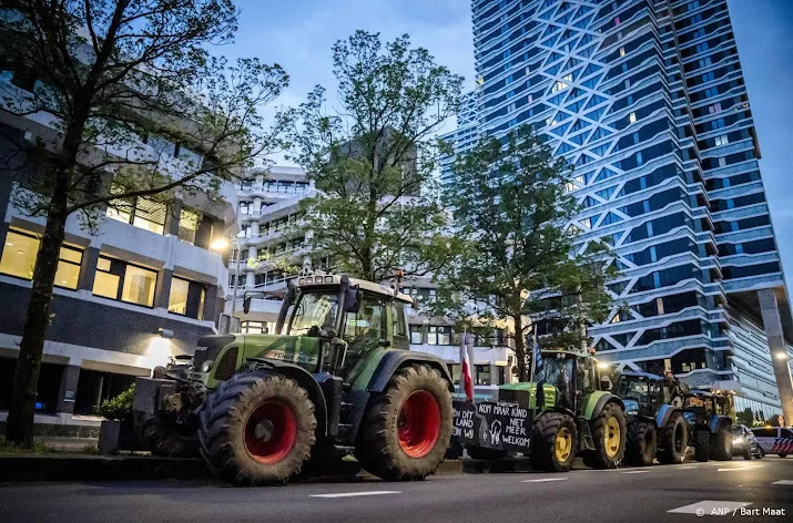 eerste tractoren aangekomen bij tweede kamer in den haag