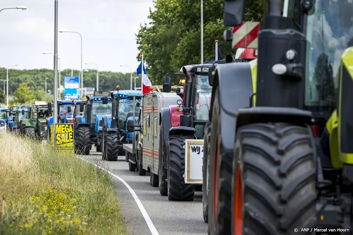 eerste tractoren en trucks op de dam voor protestactie
