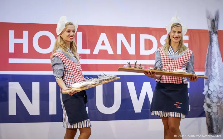 eerste vaatje hollandse nieuwe gaat naar ggd