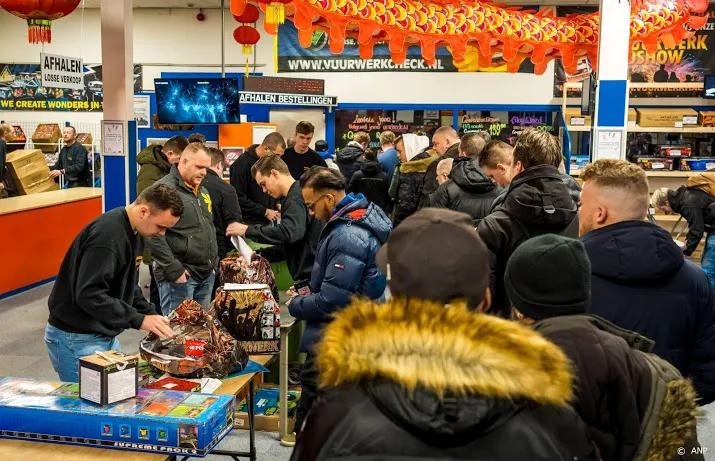 eerste verkoopdag vuurwerk trekt veel mensen
