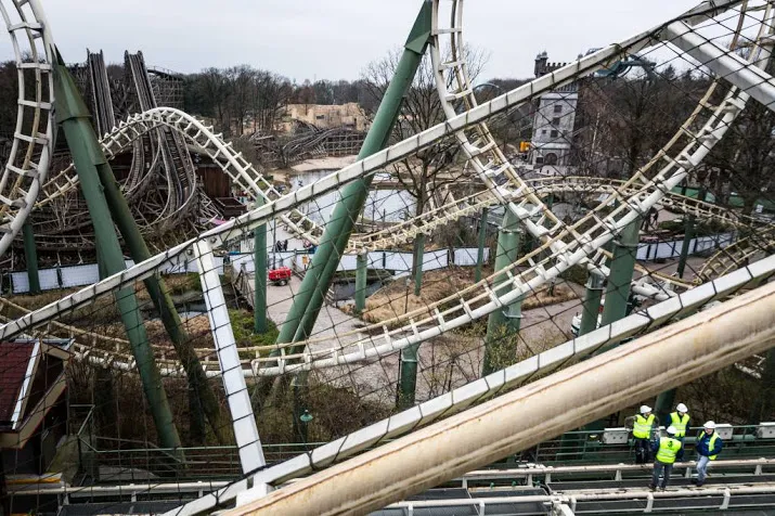 efteling verkoopt moeren van python
