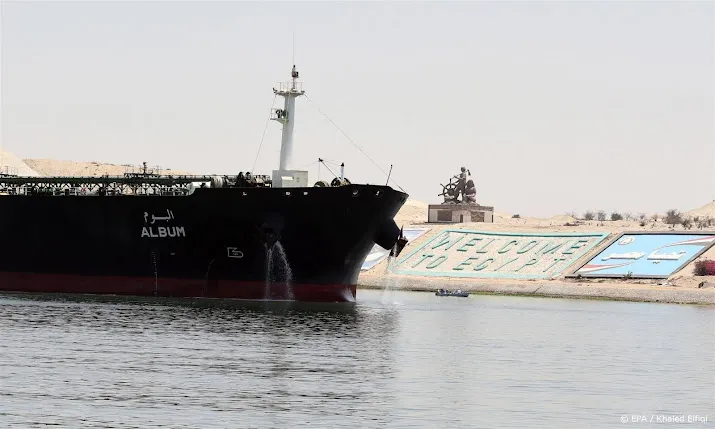 egypte zet sleepboten in voor tanker met pech in suezkanaal
