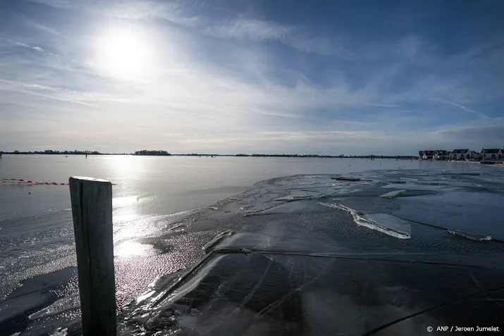 einde aan ijspret schaatsers gewaarschuwd van ijs te gaan