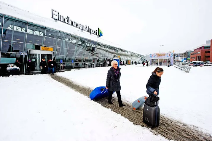 eindhoven airport dicht door sneeuw