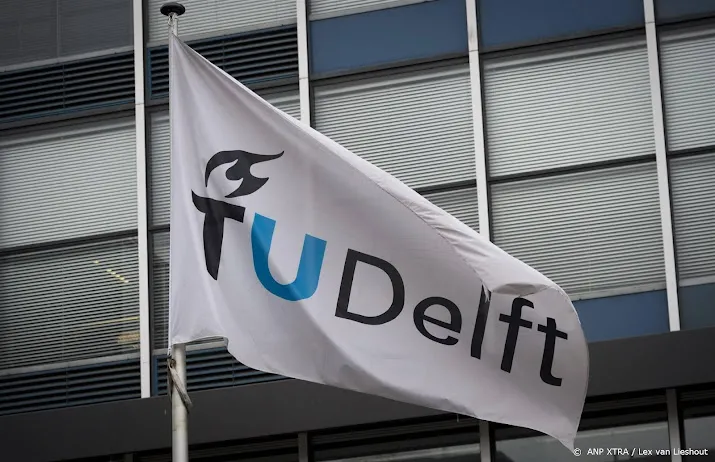 elektrische raceauto van studenten laadt zo snel als een tankbeurt