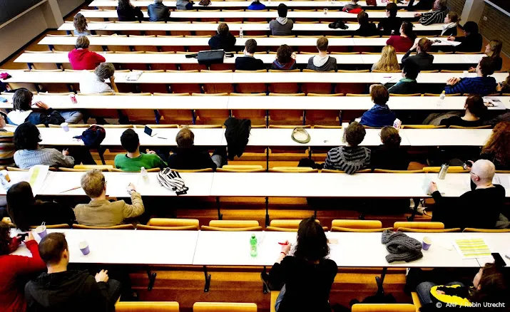 enkele honderden oekrainers melden zich voor universitaire studie