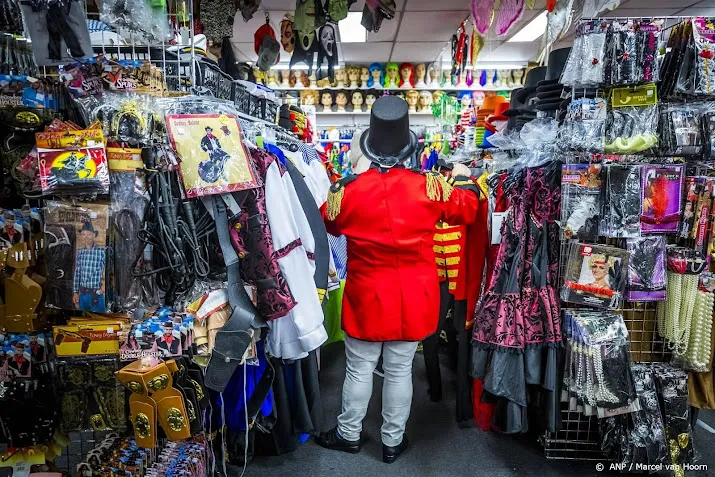 enorme drukte bij carnavalswinkels trainingspakken populair