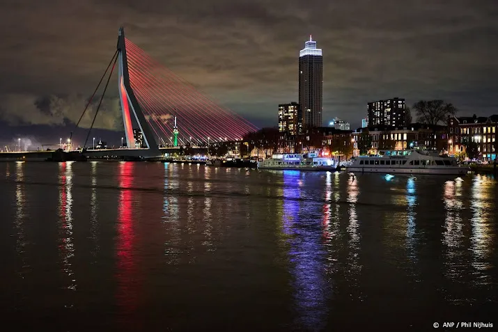 erasmusbrug en erasmus mc in het rood voor aardbevingsslachtoffers