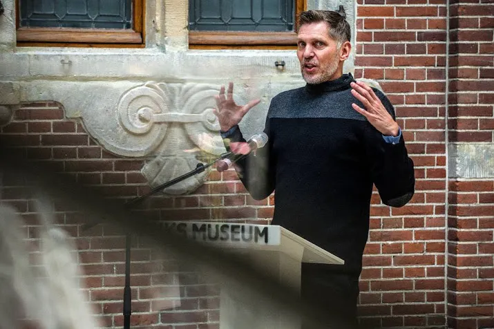 erwin olaf schenkt rijks bijna 500 werken