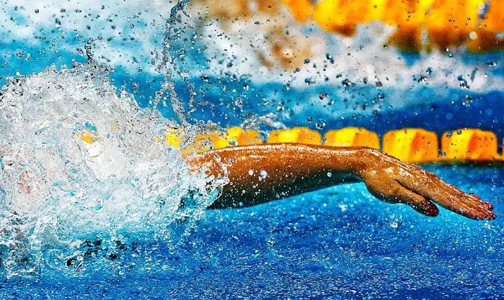 estafettezwemsters pakken goud in wereldrecord
