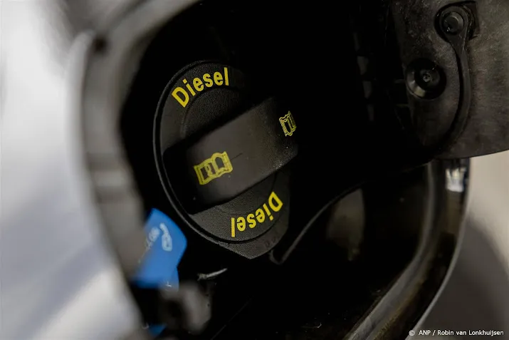 eu bespreekt prijsplafond russische olieproducten als diesel