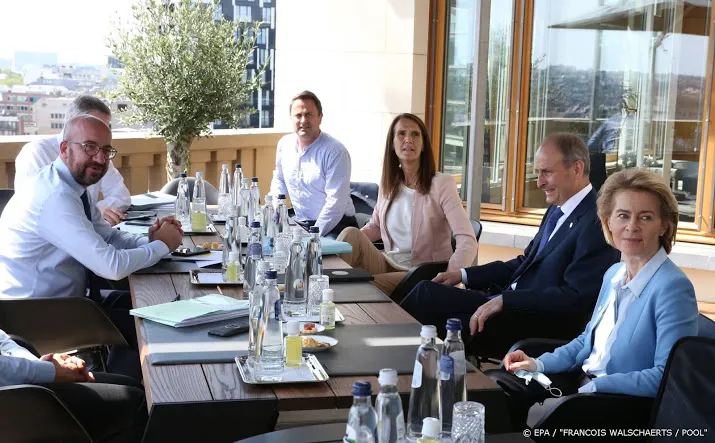 eu leiders na hele dag onderonsjes samen rond de tafel