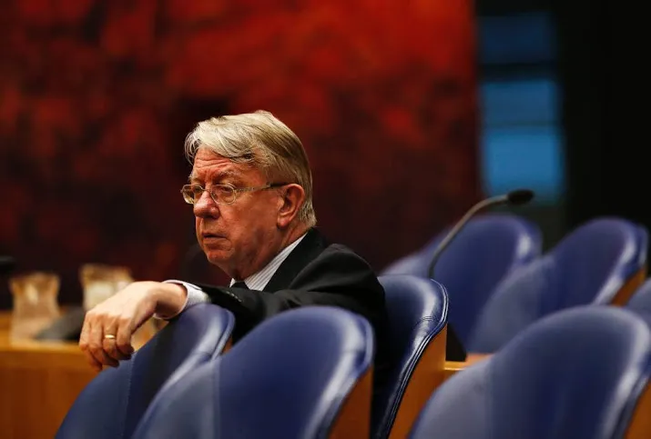 ex defensieminister getuigt in corruptiezaak