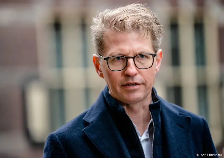 ex minister sander dekker zwaargewond na val van racefiets