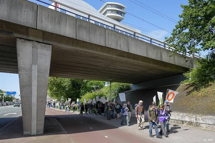 extinction rebellion begint aan laatste stuk wandeltocht naar a12