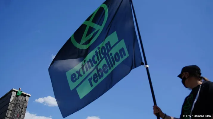 extinction rebellion bezet kantoor abp op de amsterdamse zuidas