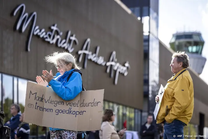 extinction rebellion bezet vertrekhal maastricht aachen airport