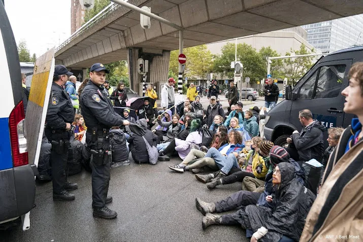 extinction rebellion blokkeert opnieuw kruising in den haag