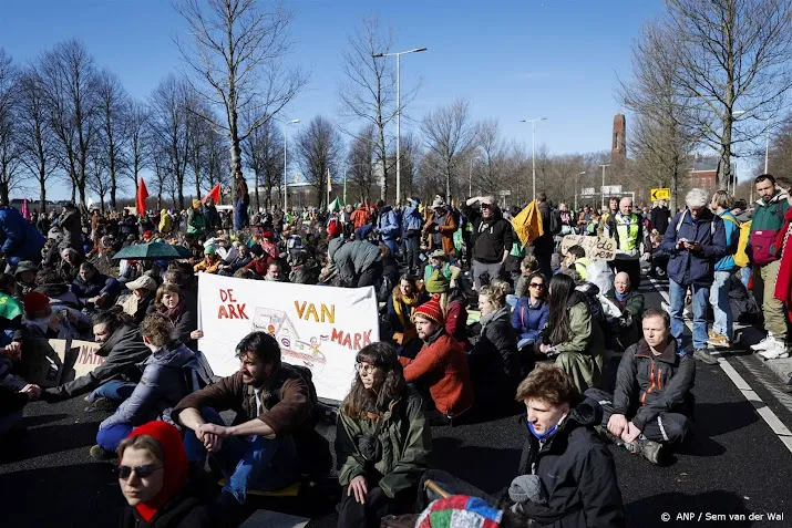 extinction rebellion meer dan 3000 mensen blokkeren snelweg a12