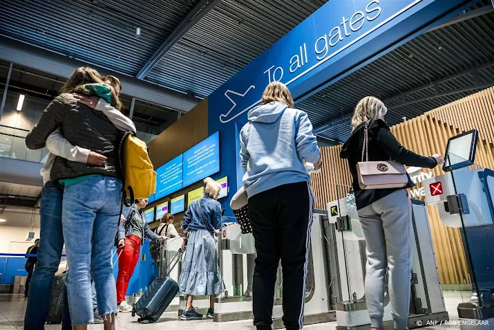 extinction rebellion protesteert op eindhoven airport