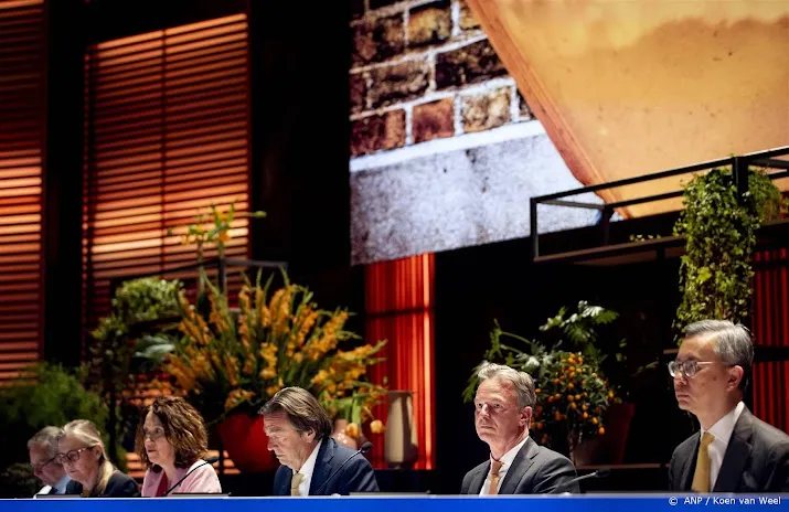 extinction rebellion verstoort vergadering ing met protest