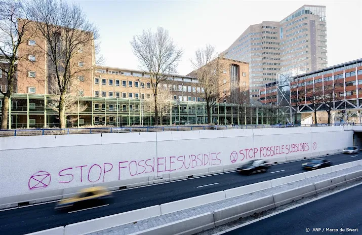 extinction rebellion wandelt langs a12 in aanloop naar blokkade