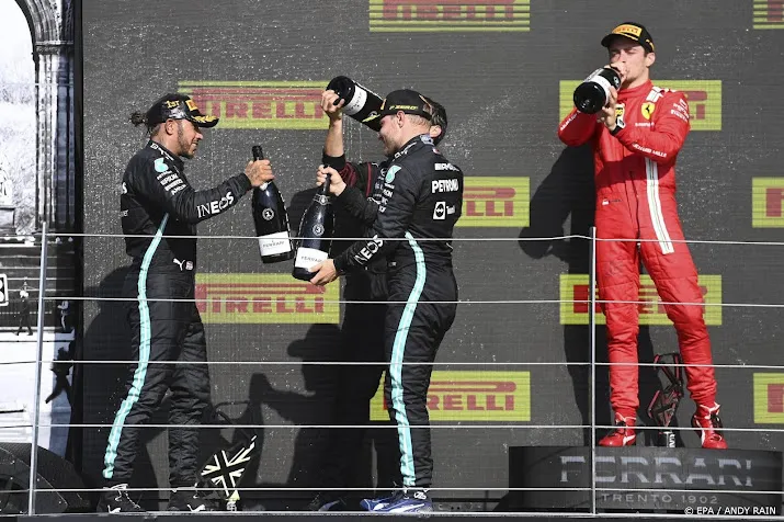 f1 coureur hamilton roemt bottas als zijn beste teamgenoot