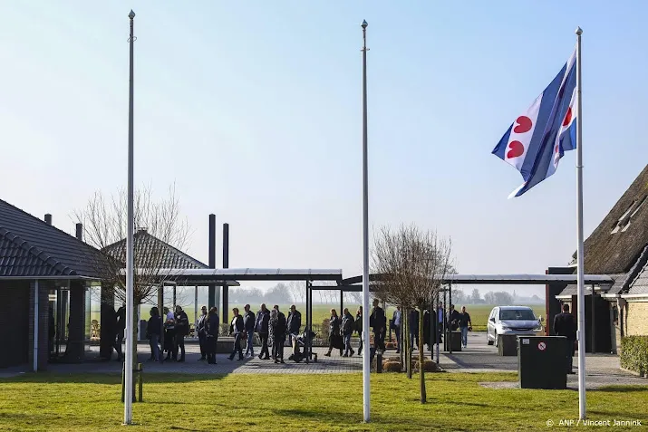 familie en vrienden nemen afscheid van piet paulusma