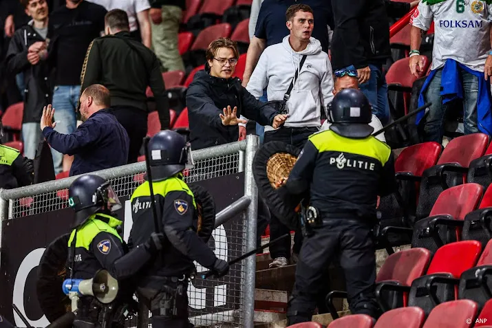 fans met elkaar op de vuist op tribune na duel twente hammarby