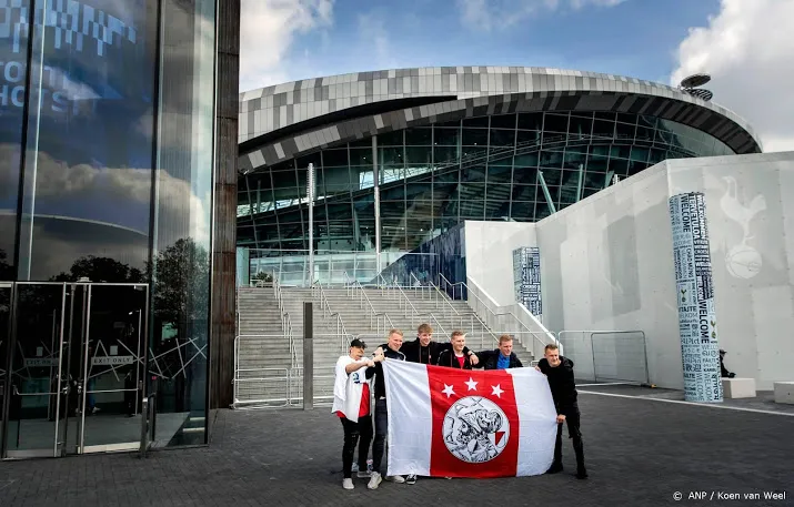 fans van ajax feesten in londen