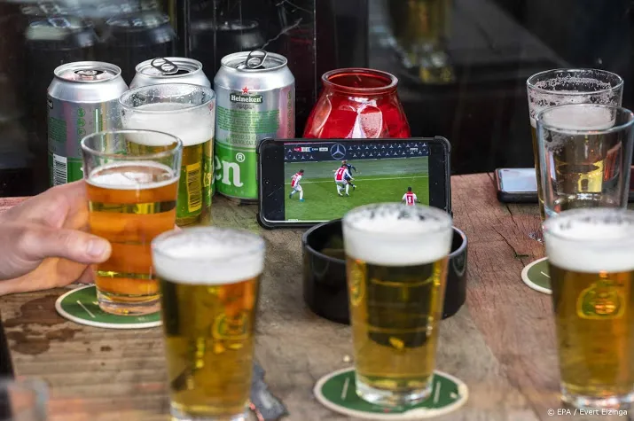 fans vieren titel ajax in centrum van stad met bier en vuurwerk
