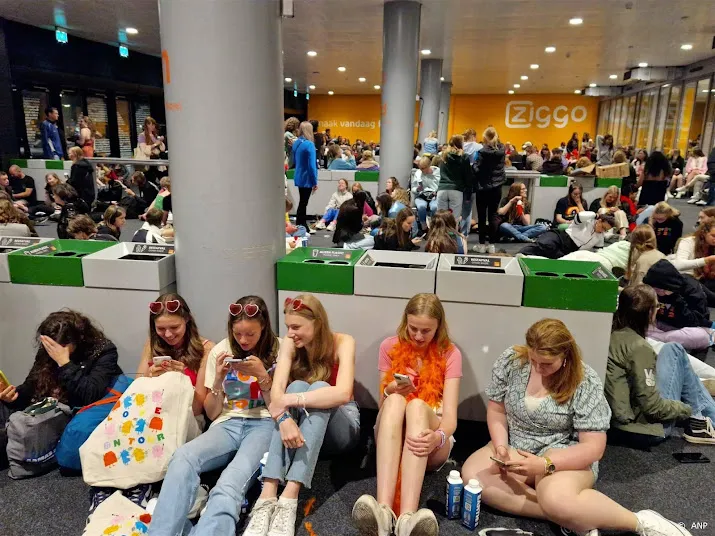 fans wachten in ziggo dome op vervoer na concert harry styles