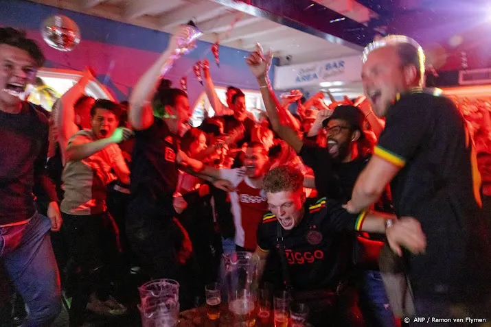 fans zien ajax op voorsprong komen in volle cafes in amsterdam