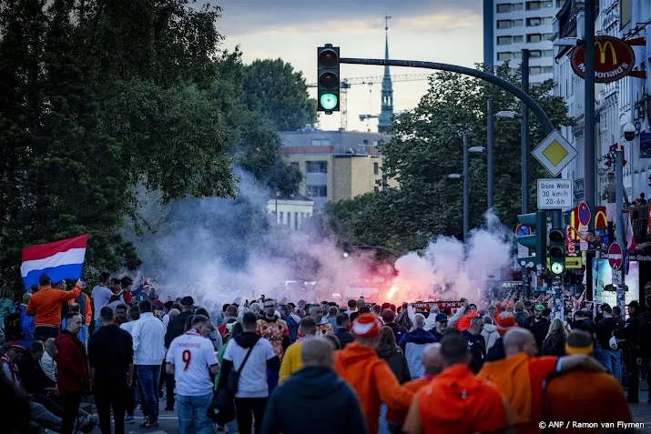 fanzone hamburg opent deuren eerste oranjefans naar binnen