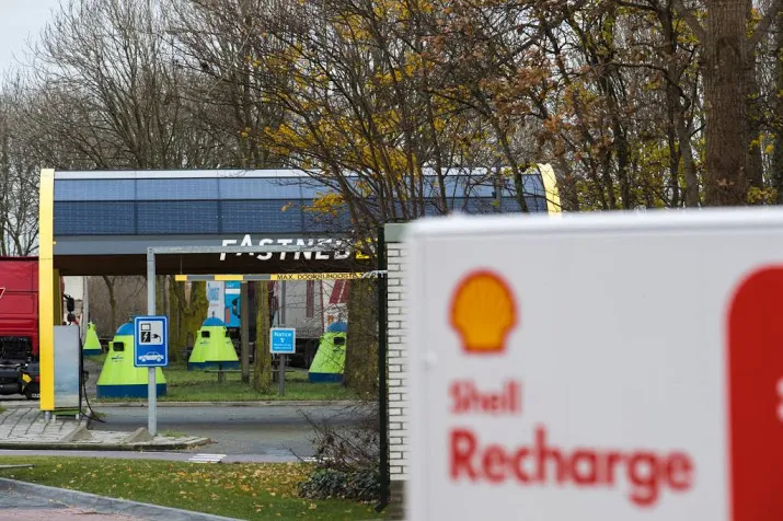 fastned vangt weer bot bij rechter