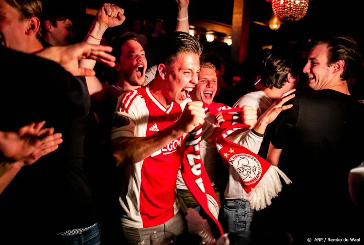 feestende ajaxfans hinderen trams amsterdam
