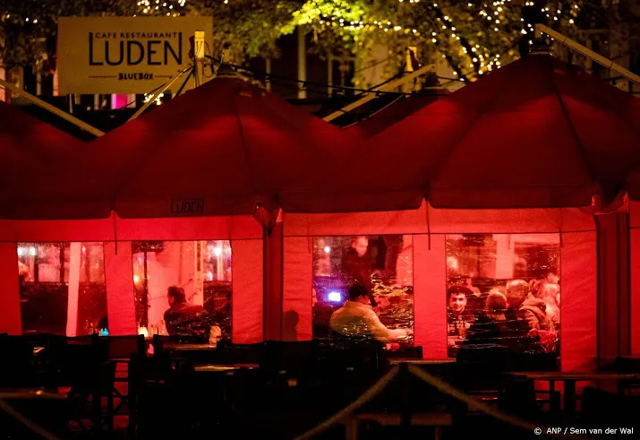 feestende mensen op het plein den haag zorgt voor ophef
