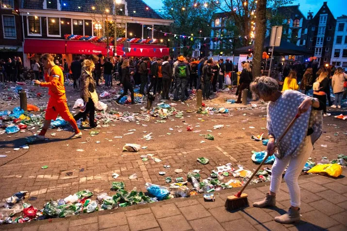feestvierder slaapt in weggetakelde dixi