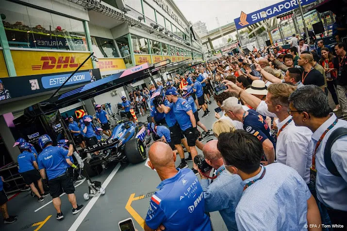feestvierende formule 1 teams verboden in de hekken te klimmen