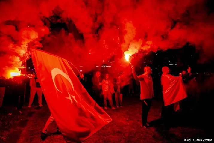 feestvierende turkije fans door het hele land de straat op