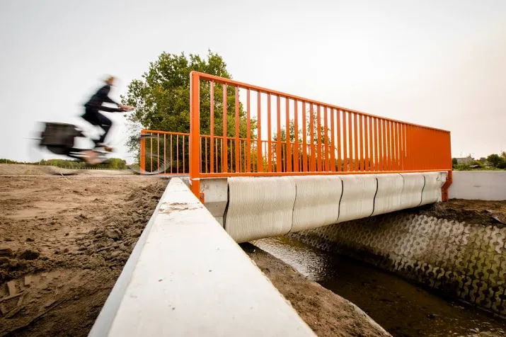 fietsbrug door oorlogsmuseum overloon