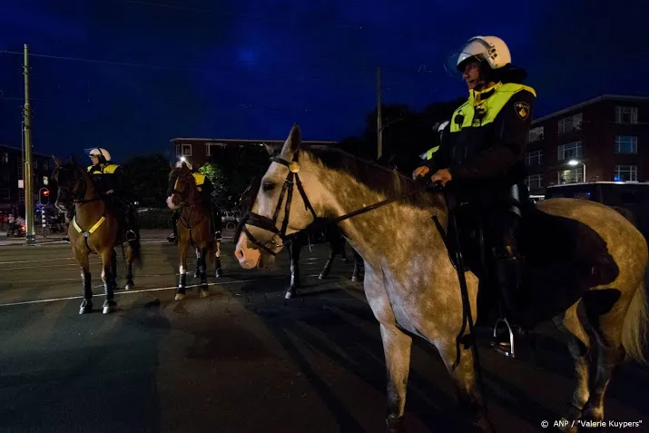 fietser in zijn gezicht getrapt door politiepaard