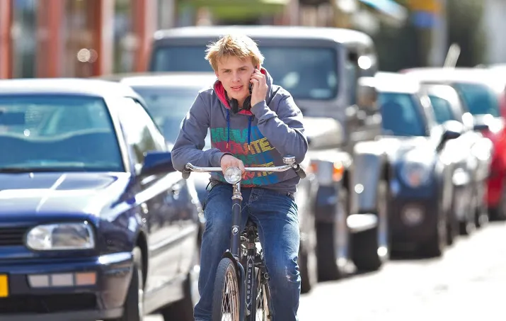 fietsers mogen niet meer bellen en appen