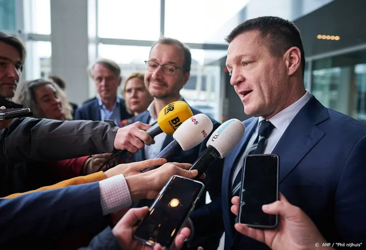 financien wil onverstandige verhoging bonus klm baas bespreken